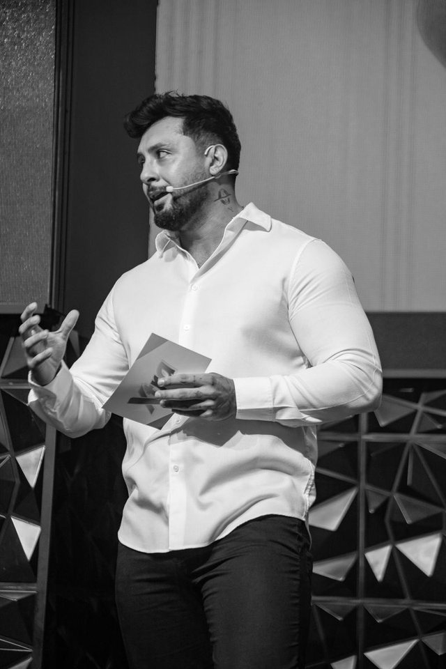 Matías Ulloa speaking at Ecommerce Day